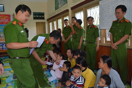 Thanh niên Cục Cảnh sát kinh tế trao quà cho trẻ em bại não Đà Lạt