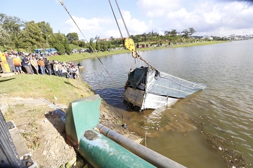 May mắn kỳ lạ khi xe tải “bay” xuống hồ Xuân Hương