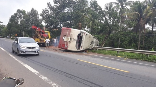 Lật xe khách đi Đà Lạt, hàng chục người hoảng loạn  