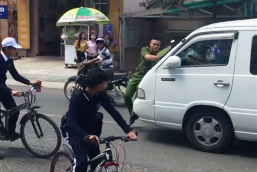 Chiến sỹ Công an bị xe 16 chỗ "ủi" gần 100m trên phố