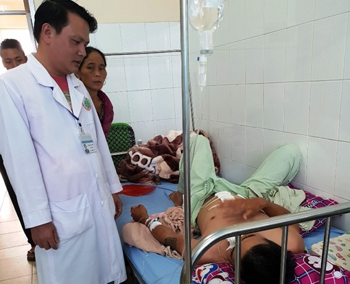 Một người trúng đạn ngã gục trong lúc làm vườn