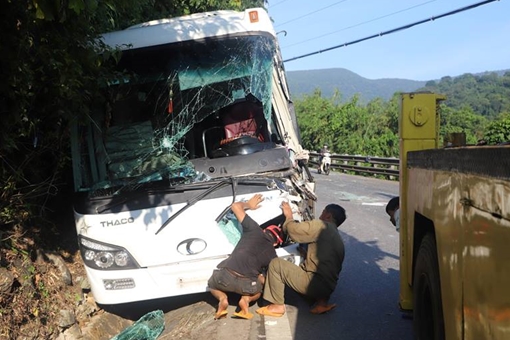 Xe khách lại lao vào vách núi trên đèo Bảo Lộc