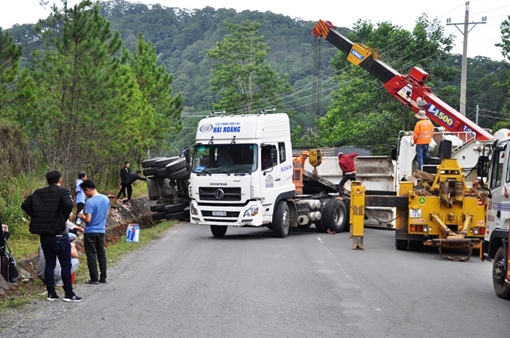 Lật container, chắn ngang đèo Mimosa Đà Lạt