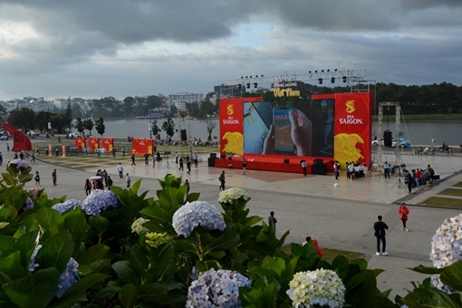 Đà Lạt lắp màn hình 40m2 tại quảng trường 15.000 chỗ ngồi chờ cổ vũ bóng đá