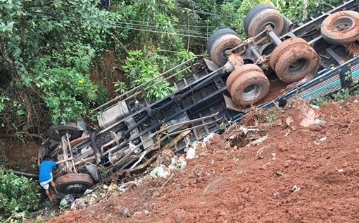 Xe chở cà phê mất lái lao xuống vực, tài xế mắc kẹt trong cabin