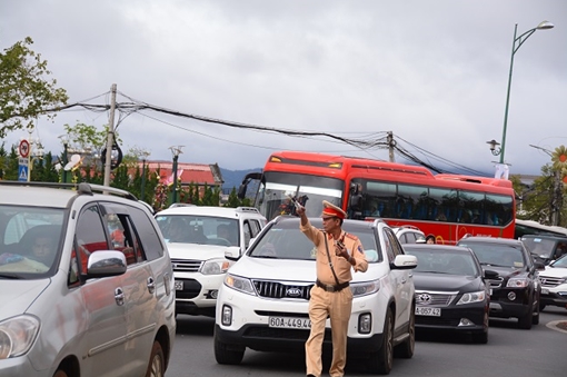 Du khách ùn ùn đổ lên Đà Lạt nghỉ Tết dương lịch