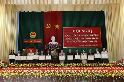 Khen thưởng nhiều tập thể, cá nhân trong phong trào toàn dân bảo vệ ANTQ