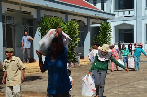 Tết sớm với đồng bào nghèo Kon Tum