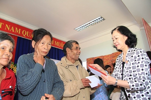 Đồng chí Trương Thị Mai tặng quà Tết cho người nghèo tại Lâm Đồng