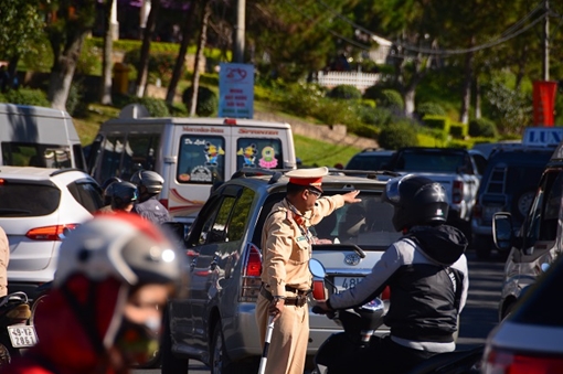 Du khách ùn ùn đổ lên Đà Lạt, giá phòng tăng 2-3 lần