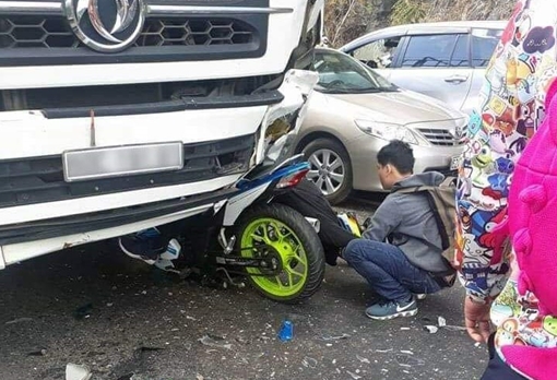 Đi chơi sau Tết, một “phượt thủ” tông trực diện vào xe tải