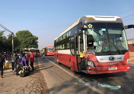 Hai xe tông nhau trên QL, hàng chục hành khách hoảng loạn