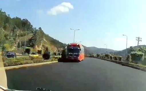 Phạt tài xế xe khách chạy ngược chiều, tước GPLX 5 tháng