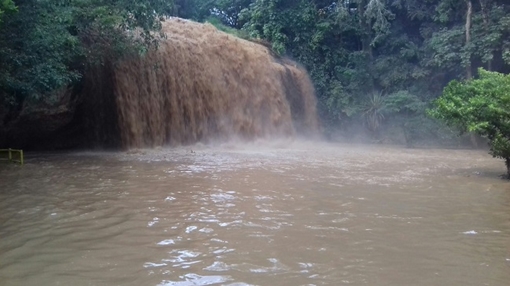 Nước đổ về thác Prenn Đà Lạt chuyển màu, đặc quánh bùn thải