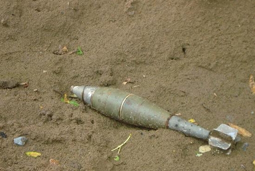 Đào móng xây trường học phát hiện đạn pháo cối