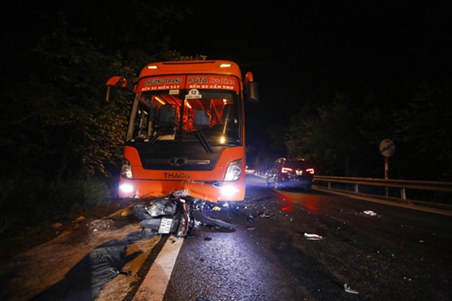 Tông vào xe khách trên đèo Prenn, 2 người thương vong