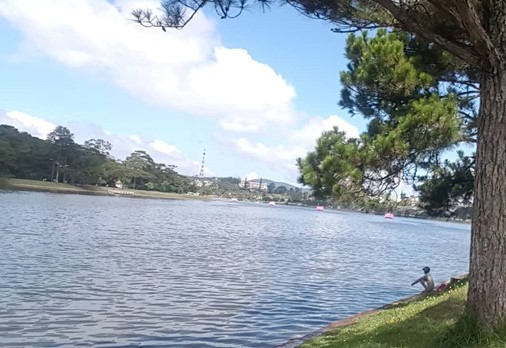 Thi thể cô gái trẻ nổi trên hồ Xuân Hương