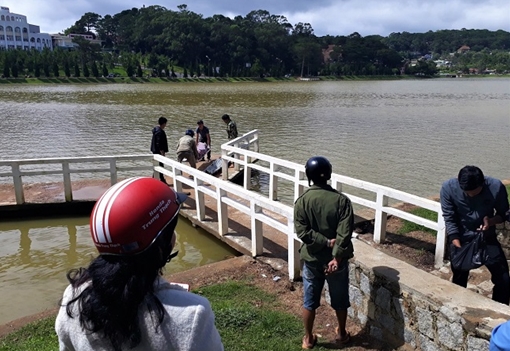 Thi thể nam giới dưới hồ Xuân Hương Đà Lạt