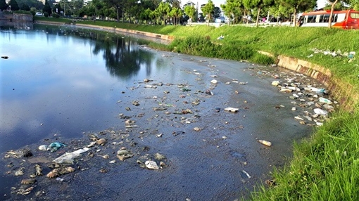 Nước hồ bốc mùi hôi thối khủng khiếp giữa trung tâm Đà Lạt