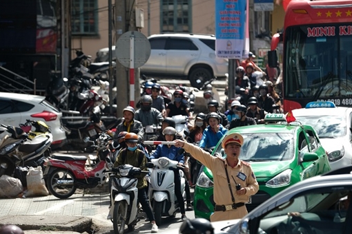 Du khách ùn ùn lên Đà Lạt tránh nóng, xe cộ nhích từng centimet 