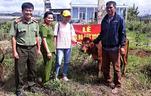 Công an huyện Đơn Dương trao bò cho hộ nghèo