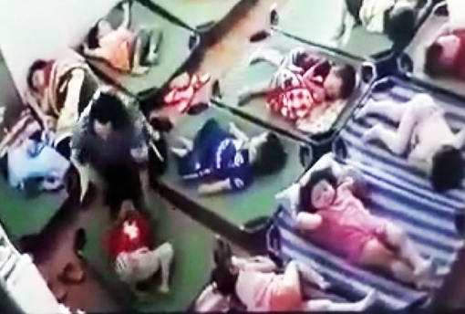 Bé gái bị chủ cơ sở giữ trẻ “chui” đánh chảy máu mũi