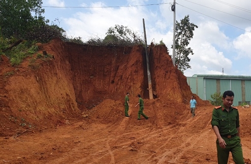 Phát hiện kho đạn cối dưới chân đèo Bảo Lộc