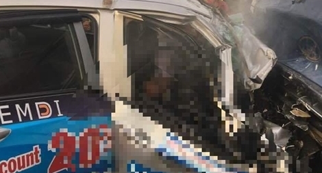 Taxi tông trực diện xe tải, tài xế tử vong