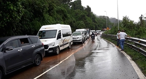 Đèo Bảo Lộc thông tuyến sau 1 ngày sạt lở nghiêm trọng