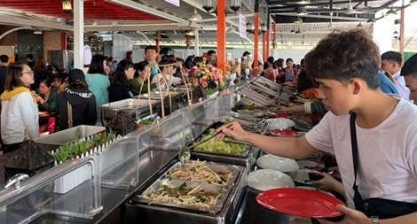 Một gia đình chiêu đãi 3.000 suất ăn chay lễ Vu Lan