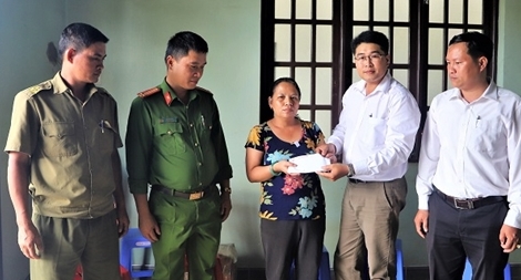 Trao 50 triệu đồng cho gia đình Công an viên hi sinh