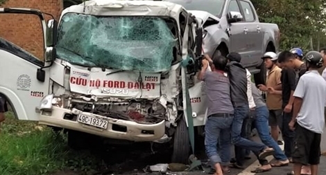 Xe cứu hộ tông vào xe tải, tài xế kẹt cứng trong cabin