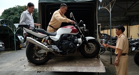 “Phượt thủ” chạy 120km/h bất tuân hiệu lệnh của CSGT