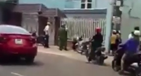 Thanh niên xăm trổ vượt đèn đỏ bỏ chạy tông vào xe Công an