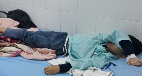 Truy tìm người “lia” chai nước gây xuất huyết não HS lớp 6