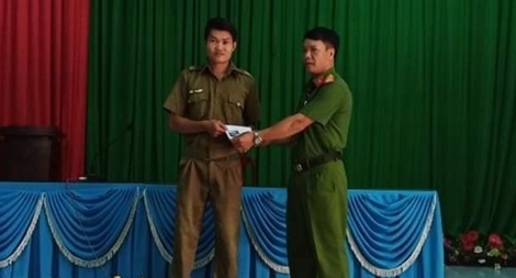 Thưởng nóng công an xã 50 triệu đồng vì bắt được phạm nhân trốn trại