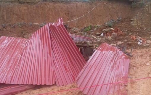 Sập taluy đá đè 2 cha con thương vong