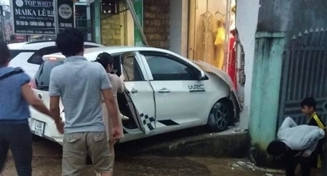 Ô tô "bất ngờ" tăng tốc đâm cô gái trẻ đi bộ trên vỉa hè tử vong