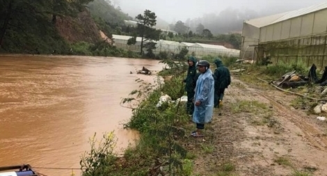 Đi mua thuốc cảm, một người bị nước cuốn trôi