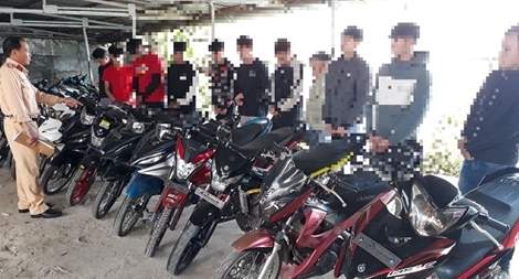 Học sinh cấp 2 tại Đà Lạt tụ tập đua xe trái phép