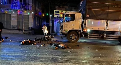 Tông trực diện vào xe tải, hai thanh niên tử vong tại chỗ