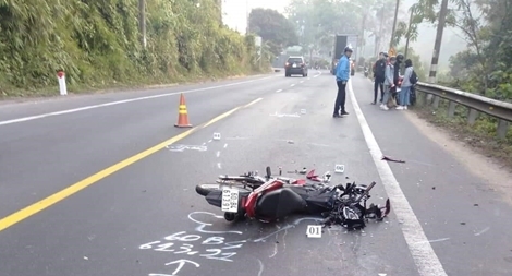Đổ đèo tông vào container, hai thanh niên thương vong