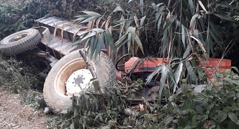 Lật máy cày chở cát, một người tử vong