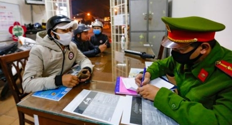 10 người đi dạo ban đêm bị phạt vì không đeo khẩu trang