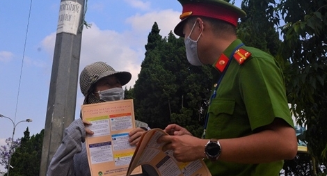 Giải tán hàng trăm người đi thể dục giữa mùa dịch