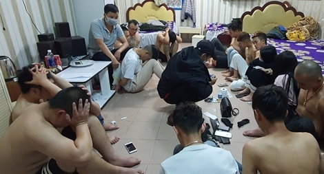 Hơn 20 thanh niên thuê khách sạn chơi ma tuý giữa đại dịch