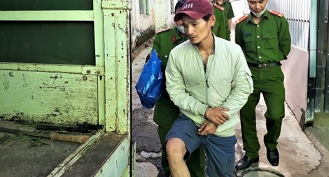 Kiểm tra chống dịch, phát hiện con nghiện trồng cần sa