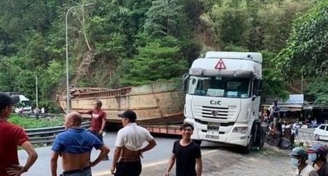 Tạm giữ “quái thú” gây ùn tắc đèo Bảo Lộc