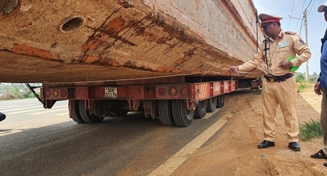 “Quái thú” gây ùn tắc đèo Bảo Lộc bị phạt 92 triệu đồng