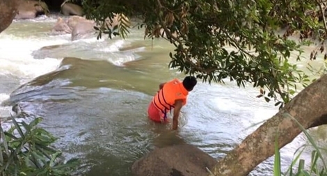 Nước lớn đổ về giữa nắng hạn cuốn trôi một người